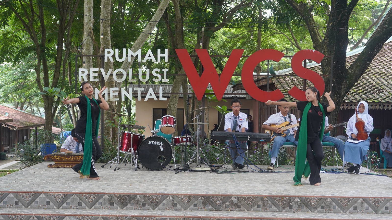 MAHASISWI ISI SURAKARTA MENAMPILKAN TARI LENGGER