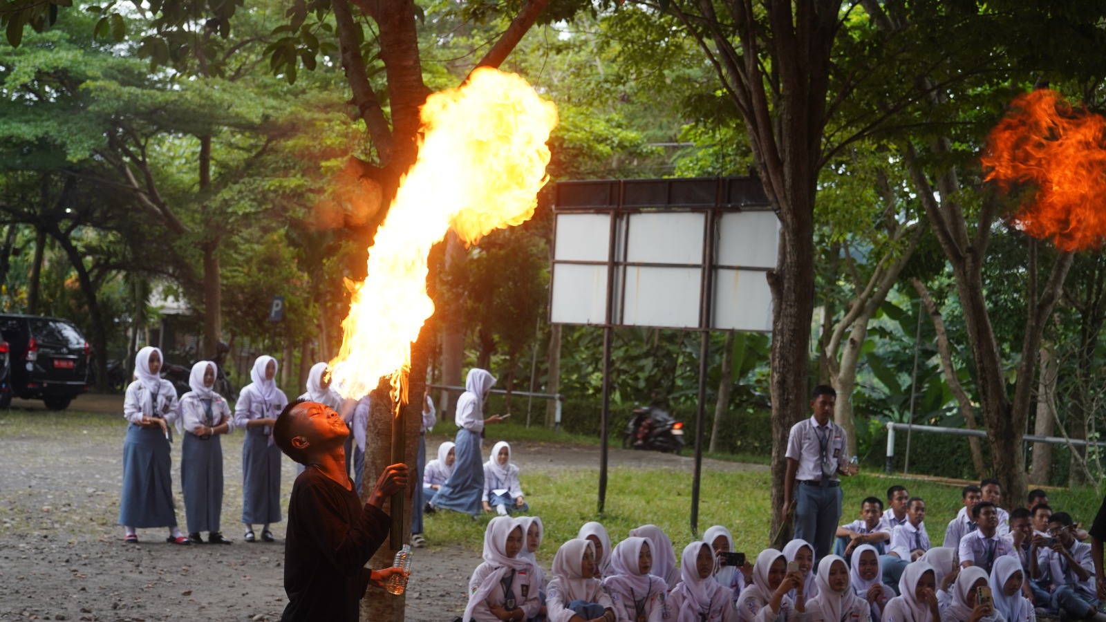 ADA ATRAKSI PERMAINAN API SAAT PEMENTASAN TARI