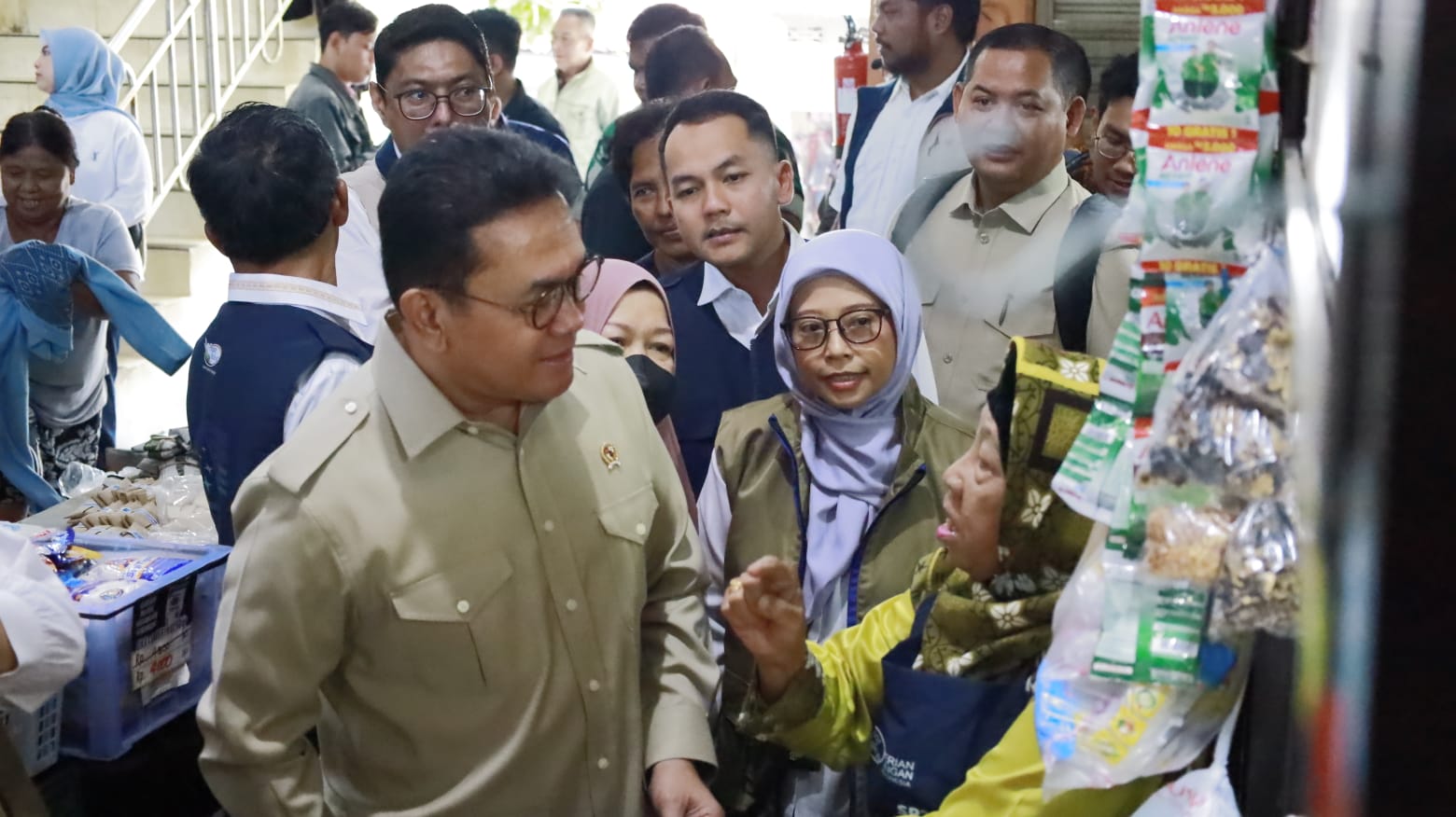 Menteri Perdagangan Budi Santoso saat melakukan peninjauan langsung di sejumlah pasar tradisional di Solo, Jumat (5/12).