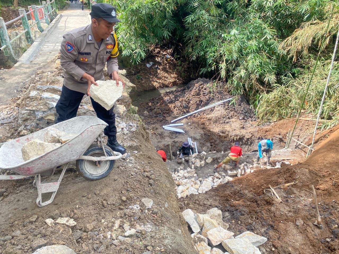 Rehab jembatan di Dusun Pungsari, Desa Karanganyar, Kecamatan Weru, Sukoharjo, Jumat (5/12).