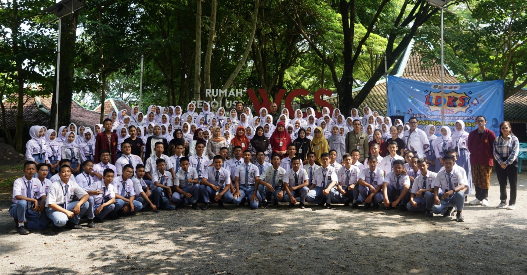 TEBAR PEMAHAMAN: FSP ISI Surakarta gelar sosialisasi kampus seni dan pelatihan literasi ke siswa SMKN 1 Sambirejo Sragen di Rumah Revolusi Mental (WCS) Karanganyar,