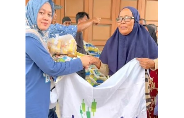 Konten kreator Dian Permata Sari saat distribusikan bantuan untuk korban banjir Sumatera.