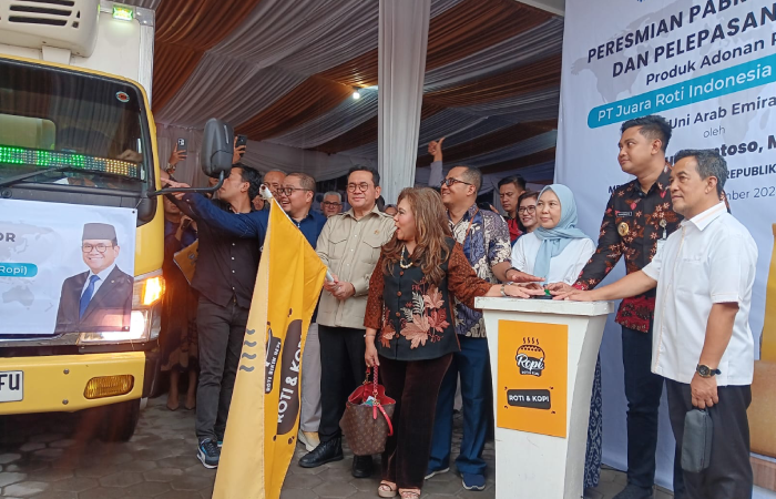 Menteri Perdagangan Budi Santoso dan Bupati Klaten Hamenang Wajar Ismoyo resmi melepas ekspor produk adonan roti asal Delanggu, Klaten ke Uni Emirat Arab (UEA).