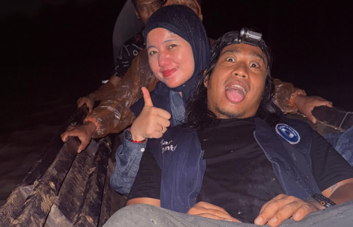 Praz Teguh dan istri Ayi Qorry saat terjun langsung distribusikan bantuan untuk korban banjir Sumatera.