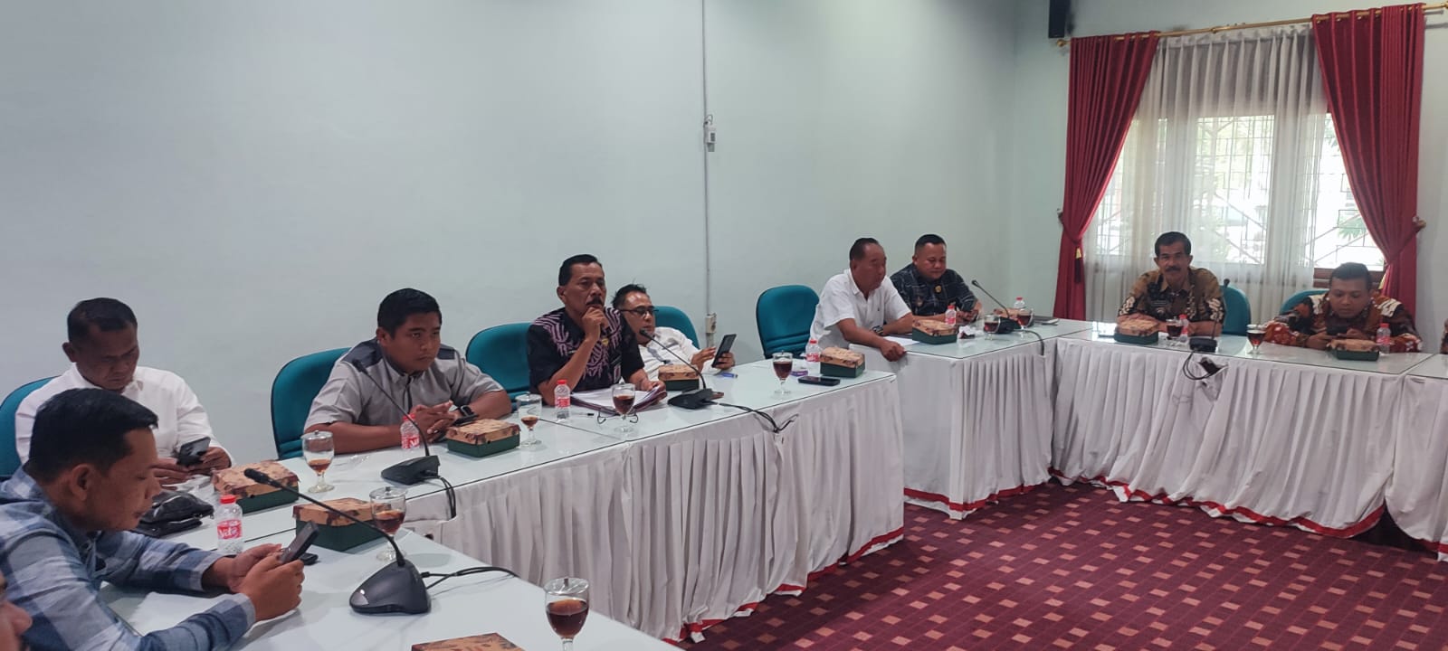 Audiensi DPRD Sragen bersama para kepala desa yang membahas masalah KDMP, Jumat (5/12/2025). (Ahmad Khairudin/Radar Solo)