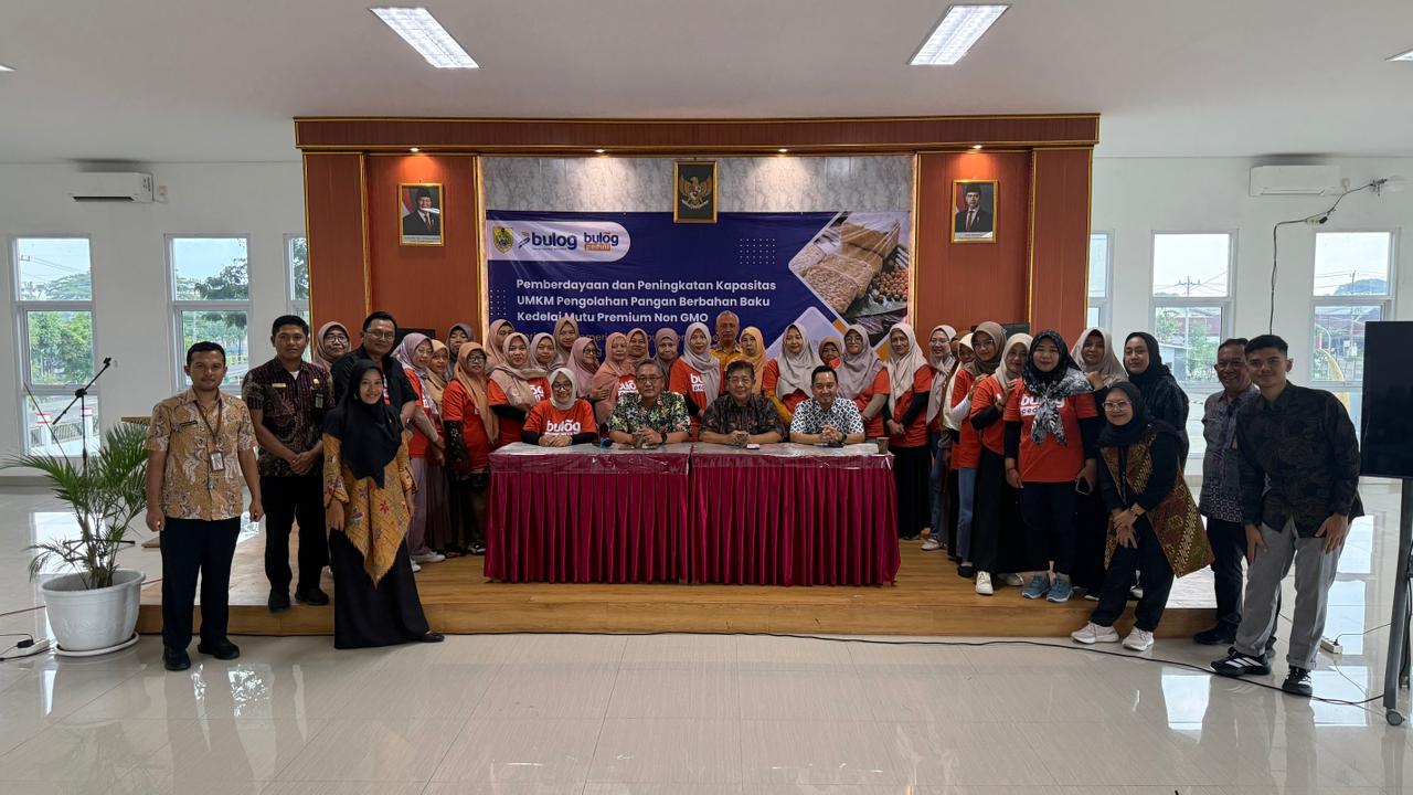 Pelatihan Bulog dan Pemkab Sragen bekali 30 UMKM mengolah kedelai premium non-GMO dengan standar kualitas, inovasi, dan sertifikasi.
