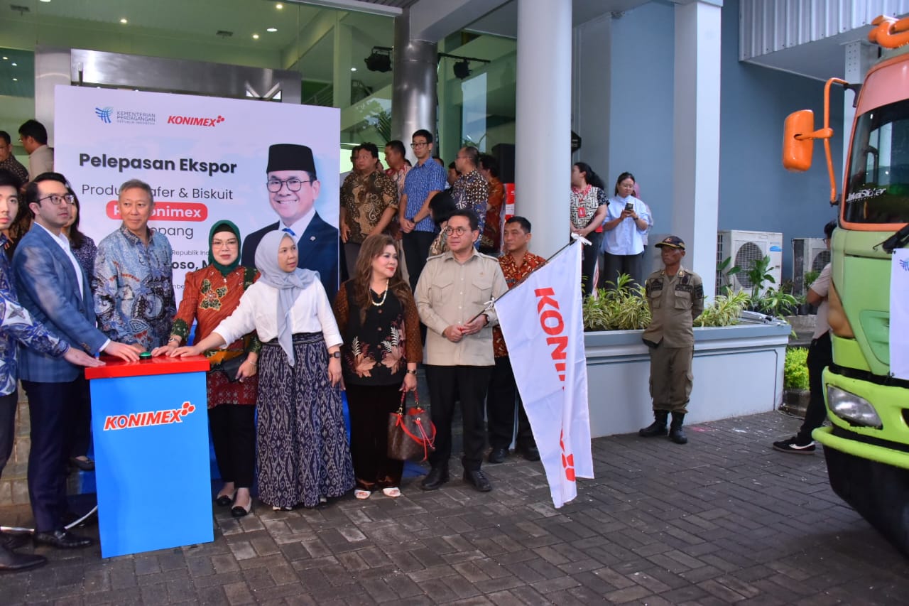 Menteri Perdagangan RI Budi Santoso bersama Bupati Sukoharjo Etik Suryani saat kunjungan di Sukoharjo, Jumat (5/12).