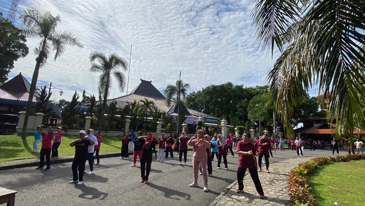 Senam aerobik dalam rangka HUT Ke-26 Dharma Wanita Persatuan (DWP) Isi Surakarta di Pendopo GPH Joyokusumo, Jumat pagi (5/12).
