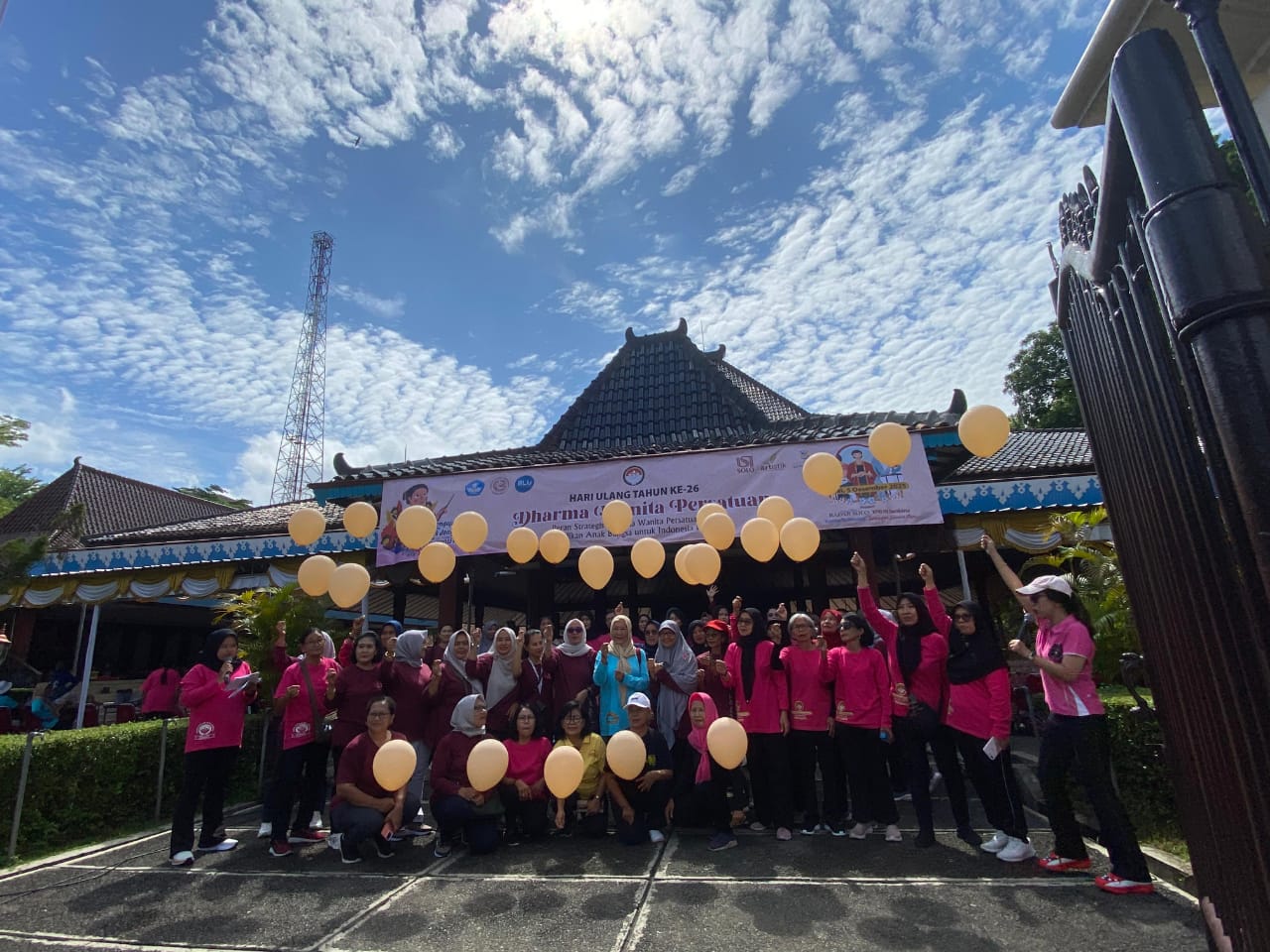 Pelepasan balon sambut HUT Ke-26 Dharma Wanita Persatuan (DWP) ISI Surakarta di Pendopo GPH Joyokusumo, Jumat pagi (5/12).