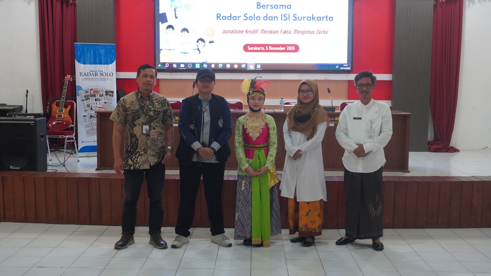 KINARA MAHENDRA (TENGAH), SISWA SMKN 9 SURAKARTA DISABILITAS RUNGU YANG IKUT EKSKUL TARI DENGAN PAKAI ALAT DENGAR