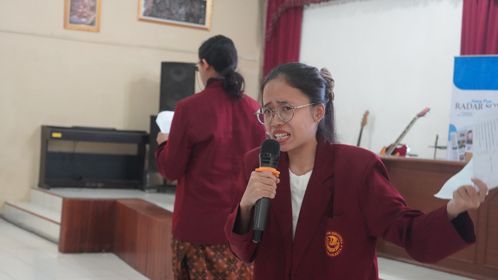MAHASISWA PRODI TEATER ISI SURAKARTA MEMBACAKAN PUISI