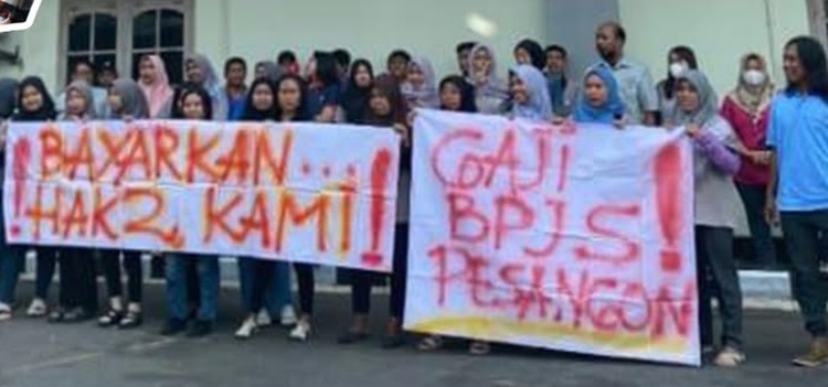 Buruh pabrik plastik kemasan di Kecamatan Kartasura, Sukoharjo demo, belum lama ini.