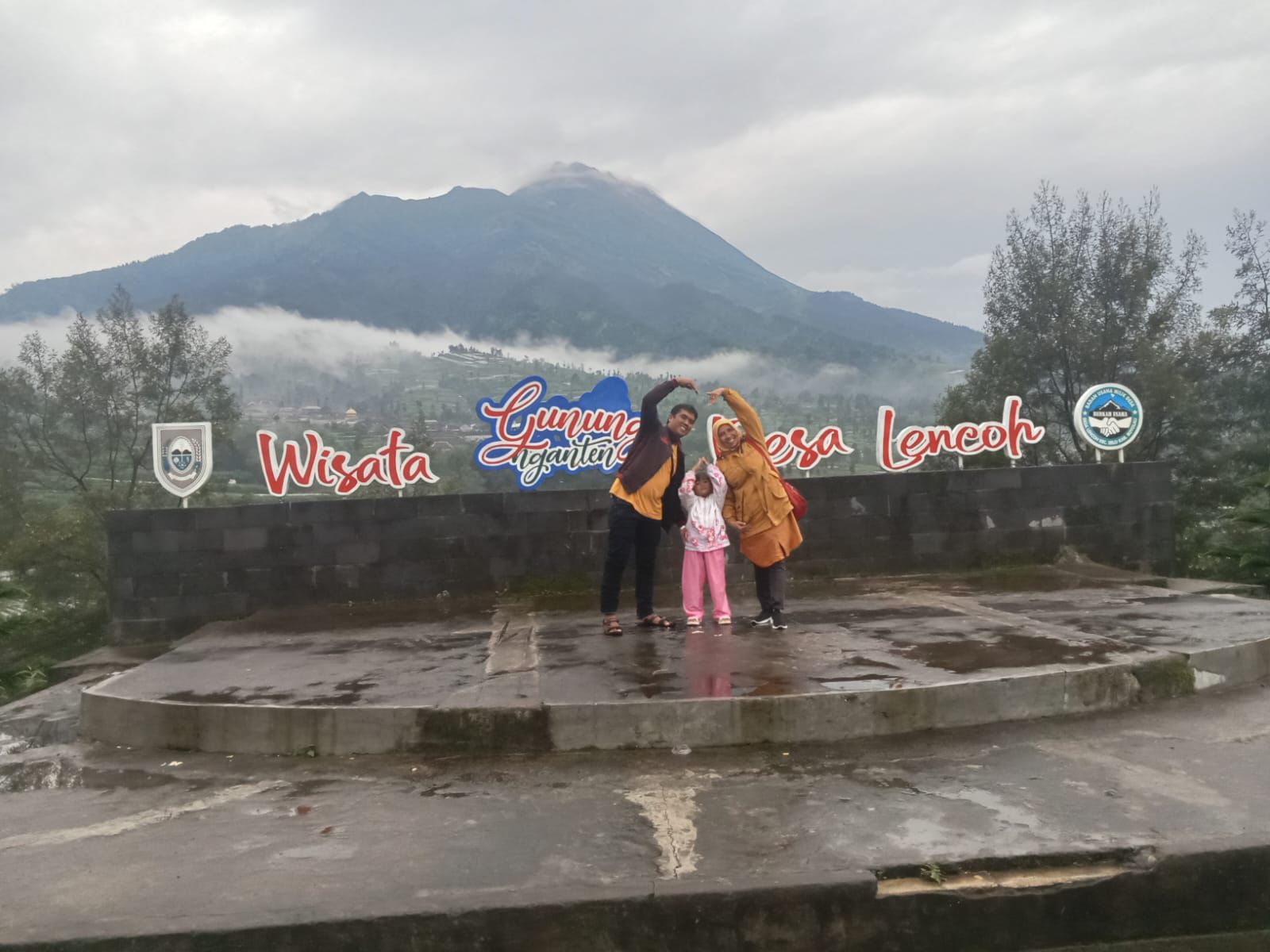 Salah satu spot foto dengan background gunung di Desa Lencoh, Kecamatan Selo, Boyolali.