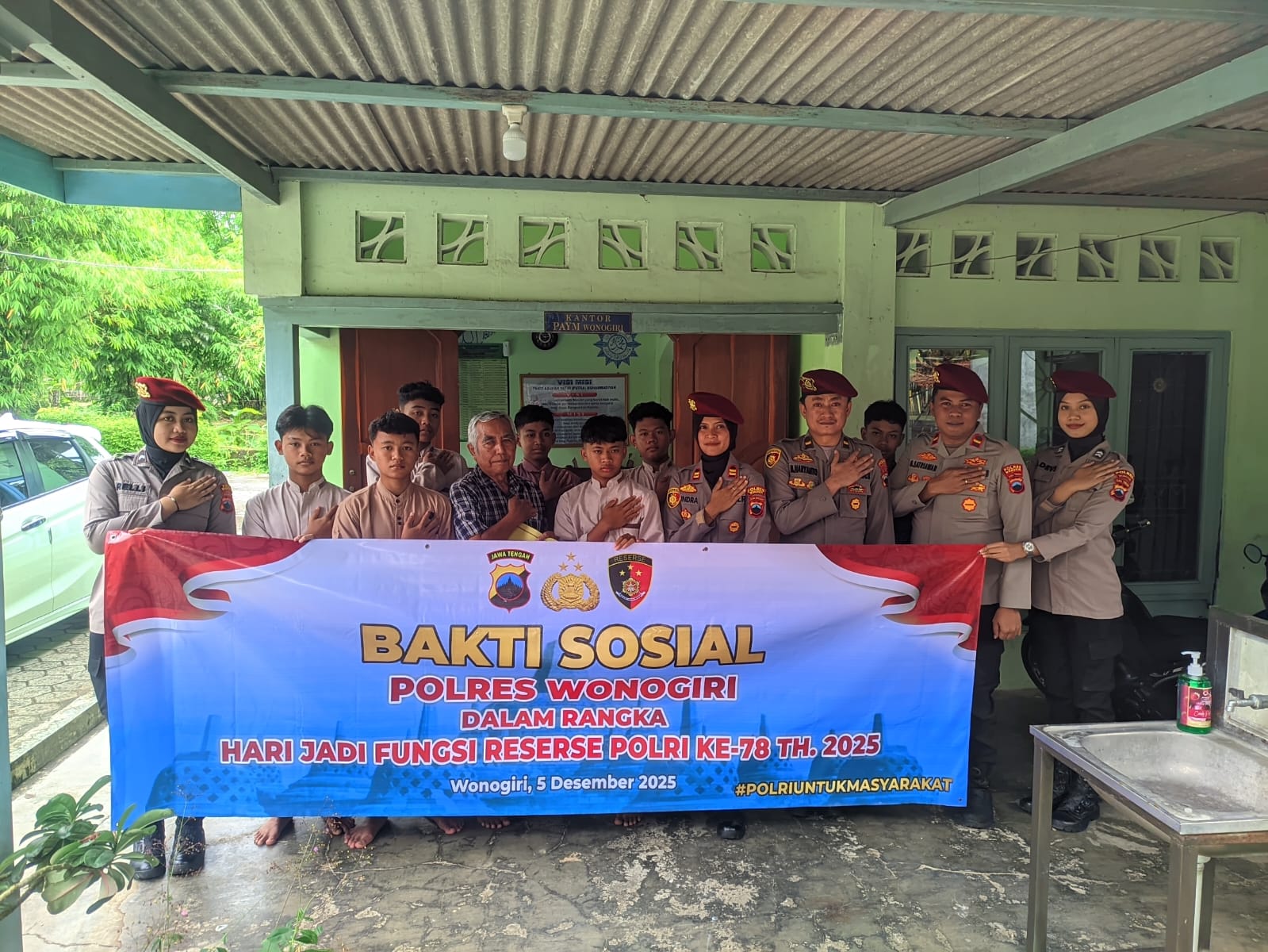 Satreskrim Polres Wonogiri melakukan bakti sosial (baksos) ke Panti Asuhan Yatim (Putra) Muhammadiyah (PAYM) Wonogiri Sabtu (6/12/2025).