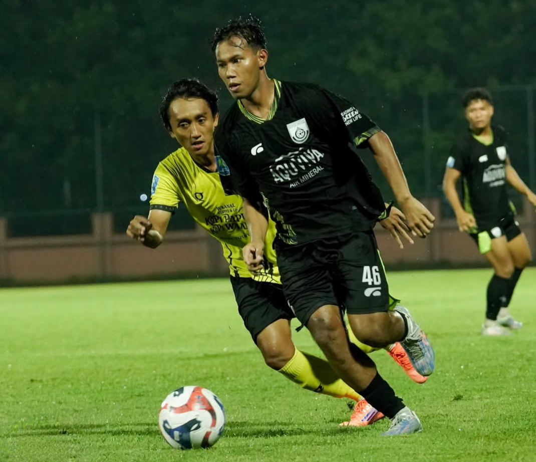 Striker Gresik United Wahyu Agong Drajat Mulyono saat melawan Waanal Brothers di Liga Nusantara 2025/2026.