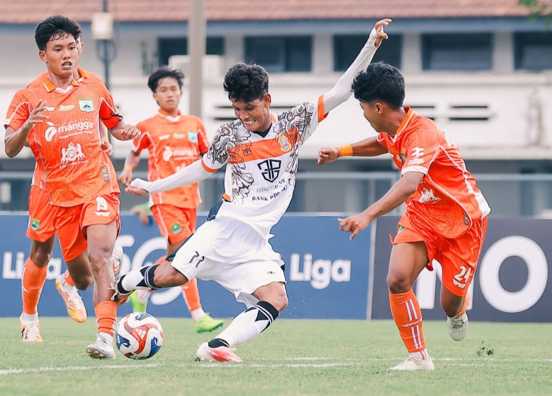 Laga Perseden Denpasar melawan Persekabpas Pasuruan di Stadion Pasiran Surabaya, dalam laga lanjutan Liga Nusantara.