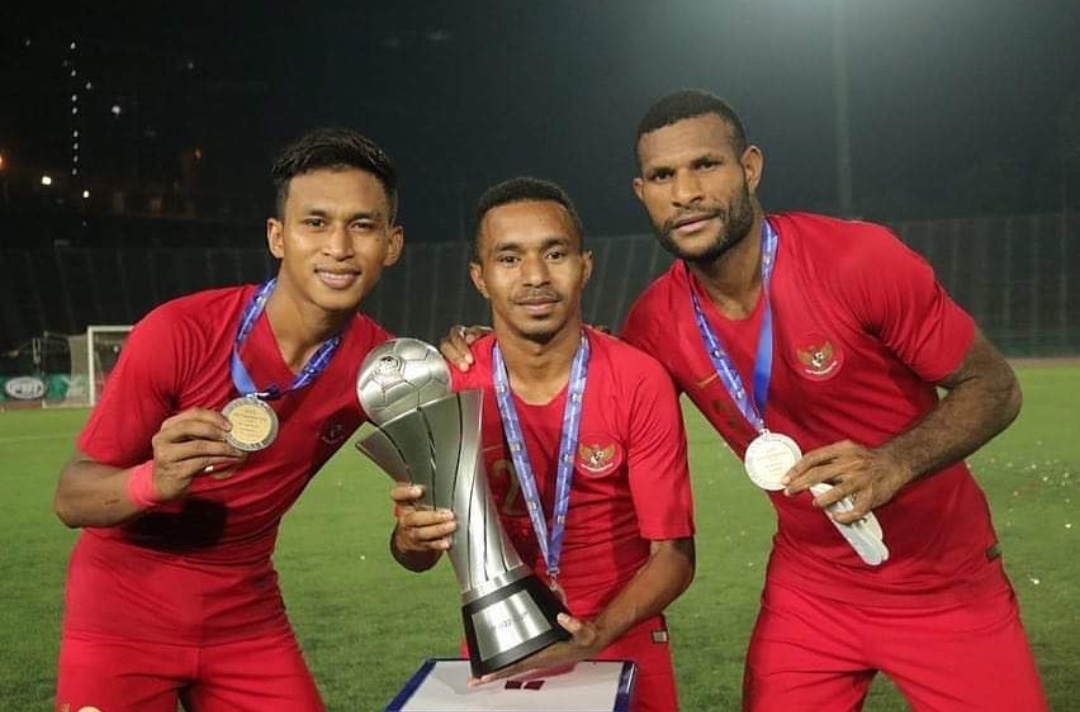 Marinus Wanewar (kanan) saat membela Timnas Indonesia