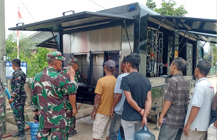 Mobil reverse osmosis yang diterjunkan TNI di lokasi banjir Sumatera.