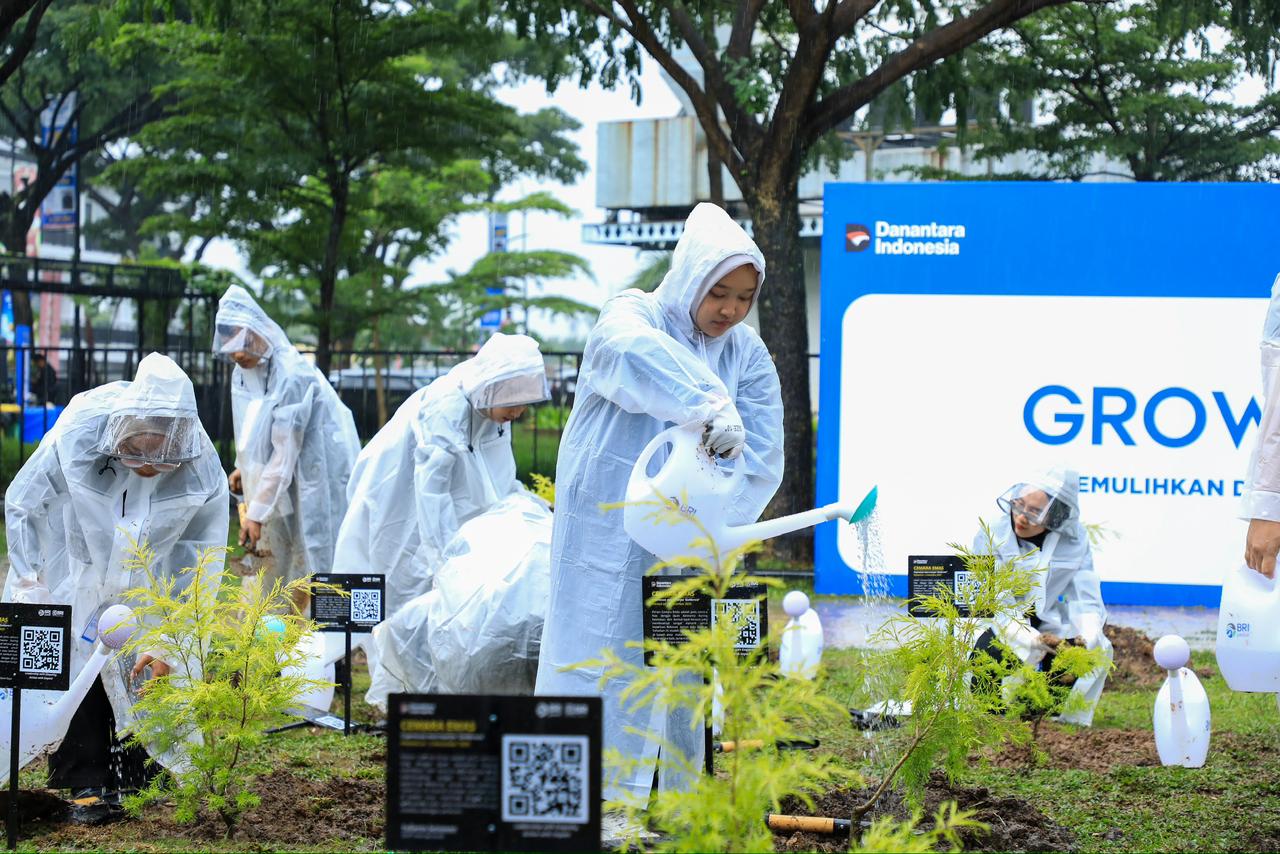 Salah satu implementasi program BRI Menanam &ndash; Grow & Green adalah penanaman dan pemberian 3.000 bibit pohon produktif dan pohon keras di Kiara Artha Park, Bandung, Jabar.