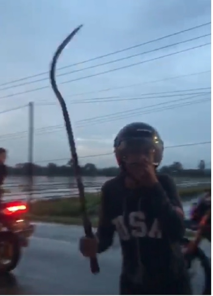 Tangkapan layar video yang menunjukkan salah satu remaja hunus senjata tajam di Klaten dan telah dibekuk polisi.&nbsp;