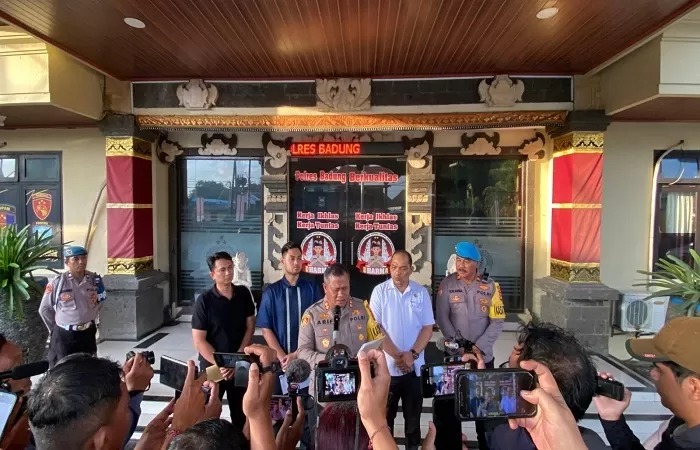 Kapolres Badung AKBP M. Arif Batubara beri penjelasan terkait penggerebekan pembutan film dewasa di Pererenan, Badung, Bali, Jumat (5/12).