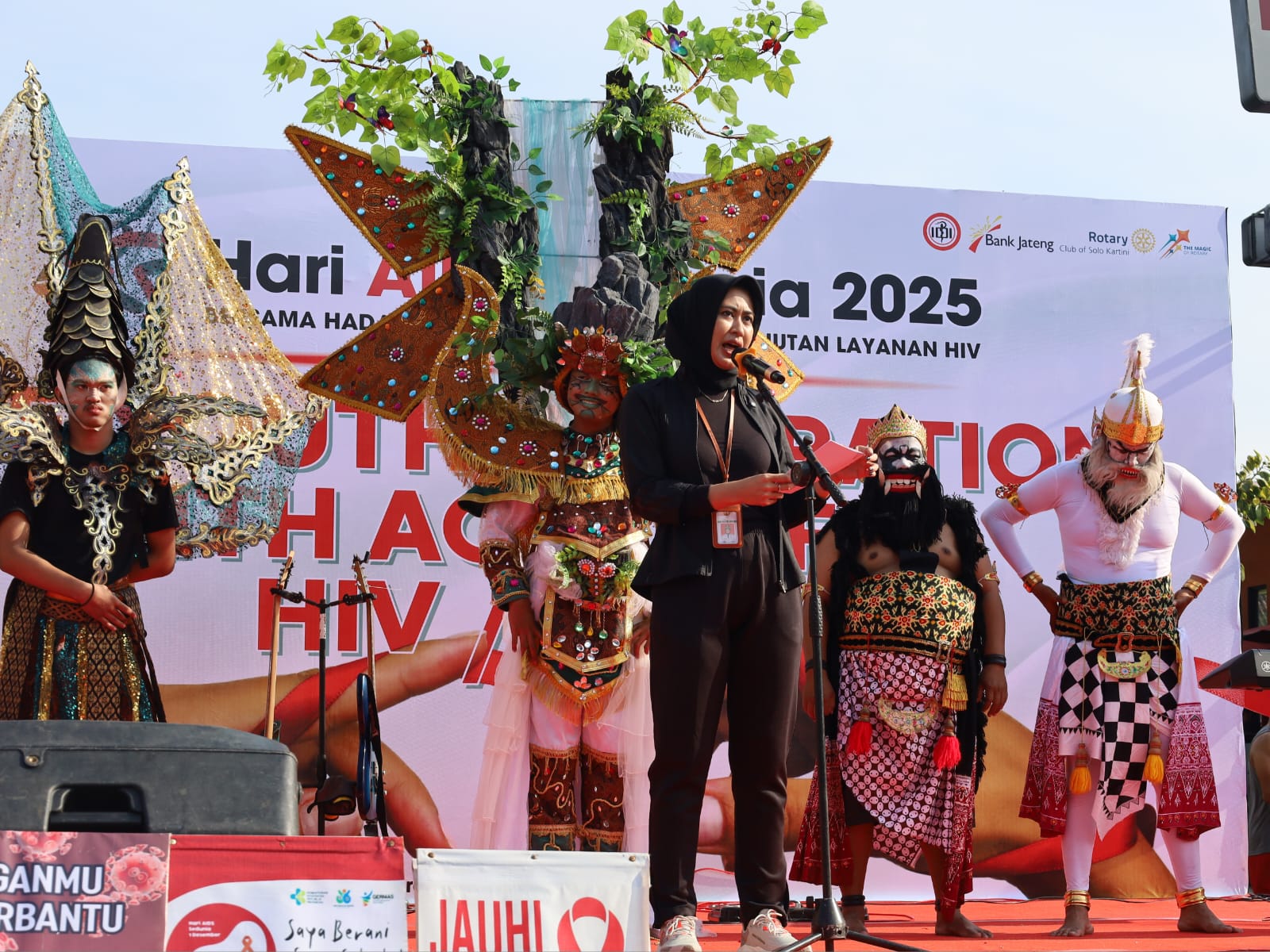 Wakil Wali Kota Solo Astrid Widayani menghadiri Peringatan Hari AIDS Sedunia di Simpang Ngarsopuro, kemarin pagi (7/12/2025). (Humas Pemkot Solo)