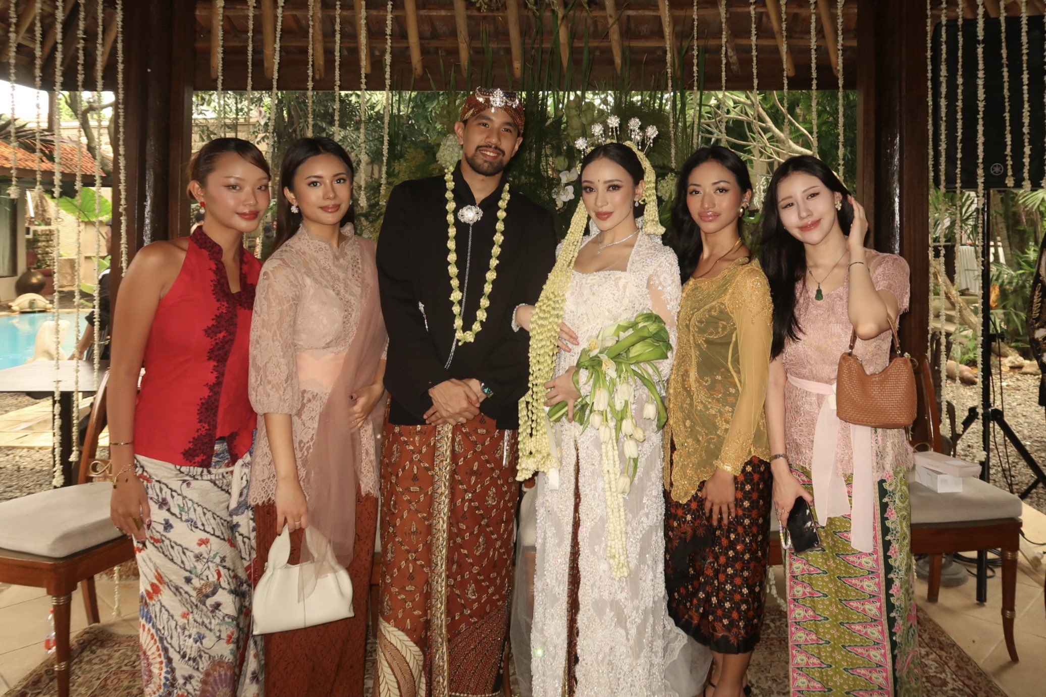 Selebgram Amanda Zahra menikah diam-diam, membuat tagar Mamah Nikah trending di X. Identitas suaminya yang disebut Adli masih misterius.