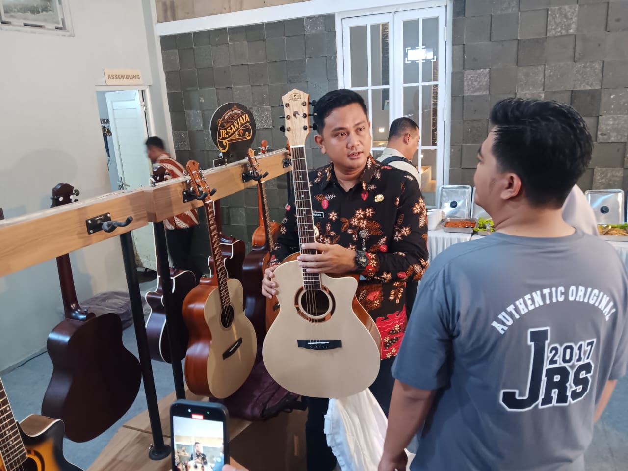 Bupati Klaten Hamenang Wajar Ismoyo saat melihat lebih dekat produk gitar akustik di Desa Tlogorandu, Kecamatan Juwiring.  (Angga Purenda/Radar Solo)