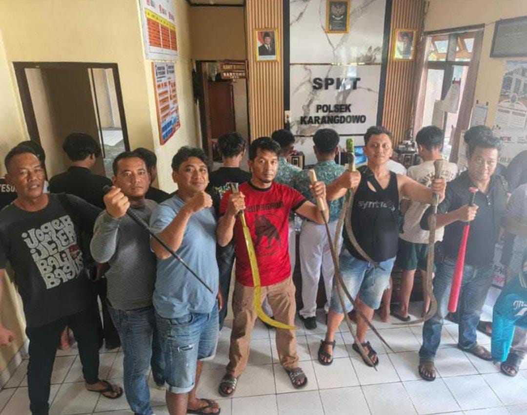 Jajaran kepolisian saat mengamankan belasan remaja di Polsek Karangdowo. (Dok.Polres Klaten)