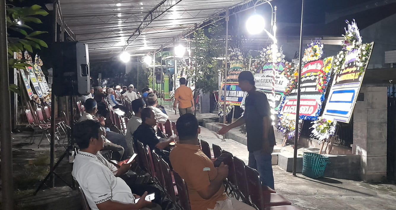Suasana rumah duka Pujo Buntoro, pegawai Kemenag Surakarta yang meninggal dunia saat ikut lomba lari Siksorogo Lawu Ultra 2025, Minggu (7/12/2025).