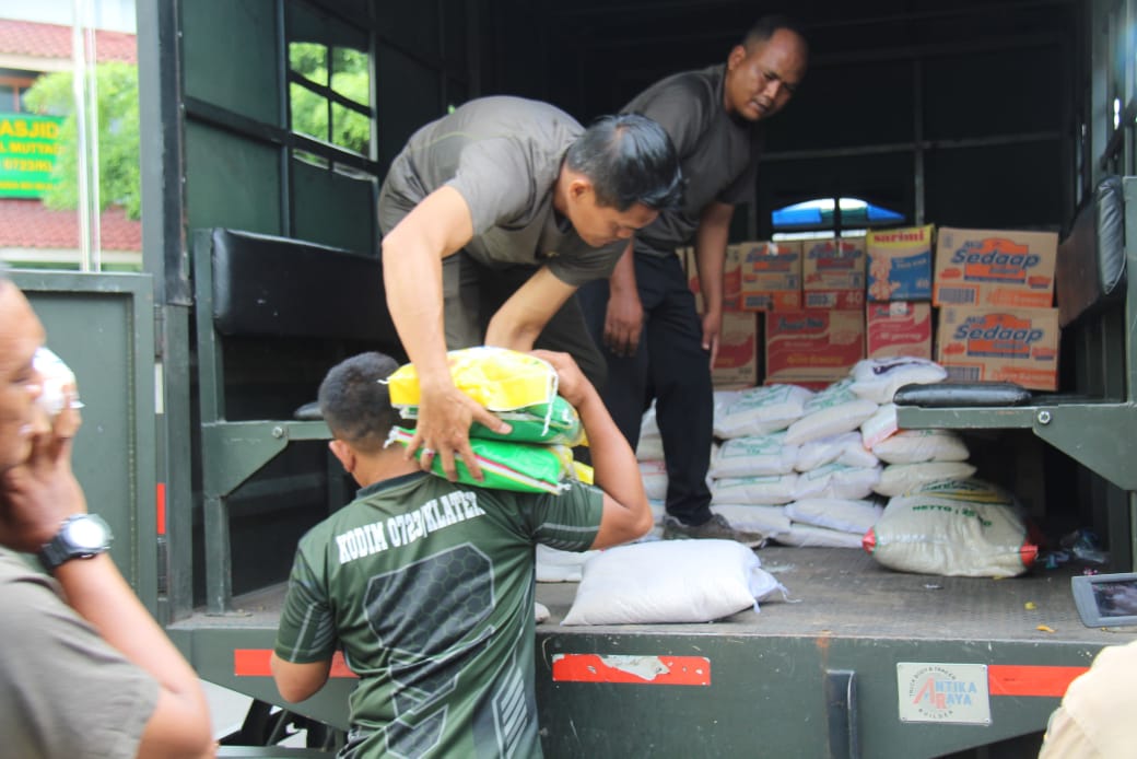Personel Kodim 0723/Klaten menyalurkan bantuan kemanusiaan bagi masyarakat yang terdampak bencana alam di wilayah Sumatera. (Angga Purenda/Radar Solo)