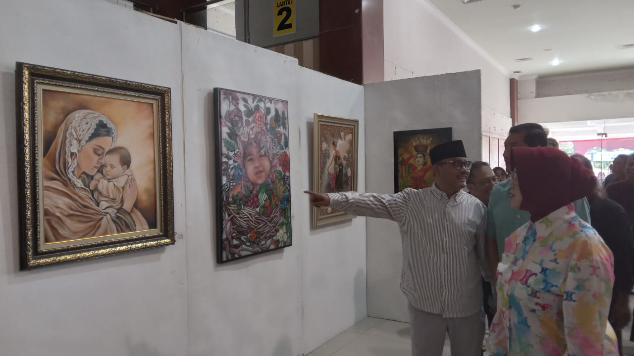 Bupati Sukoharjo Etik Suryani melihat Pameran Komunitas Perupa Sukoharjo yang digelar di Gedung Pusat Promosi Potensi Daerah Sukoharjo (GP3D), Minggu (7/12).