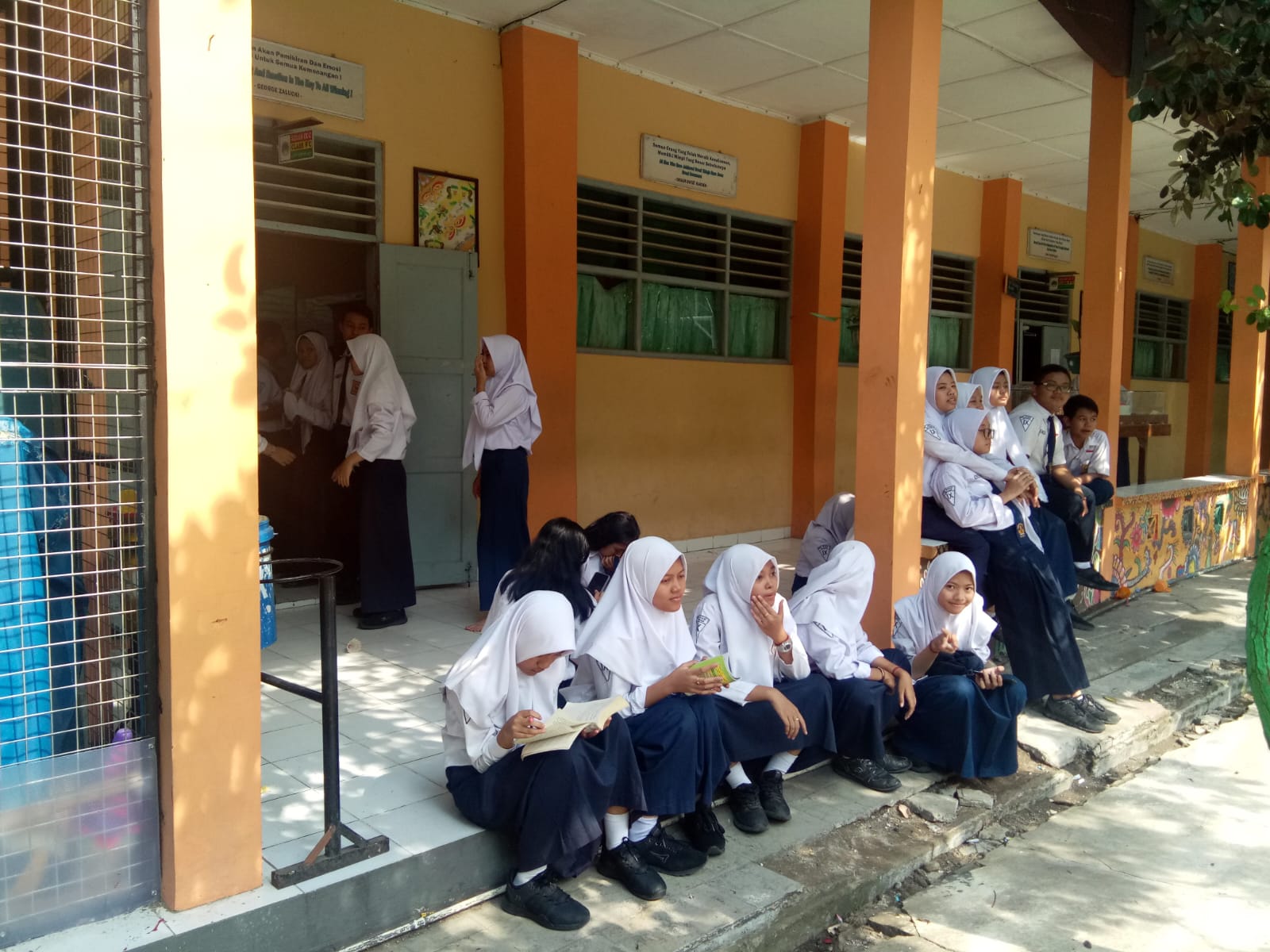 Siswa salah satu sekolah di Sragen sedang istirahat. (Ahmad Khairudin/Radar Solo)