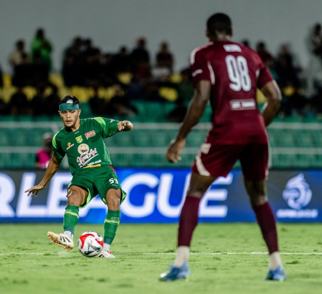 Laga persebaya Surabaya vs PSM Makassar di Super League 2025/2026.