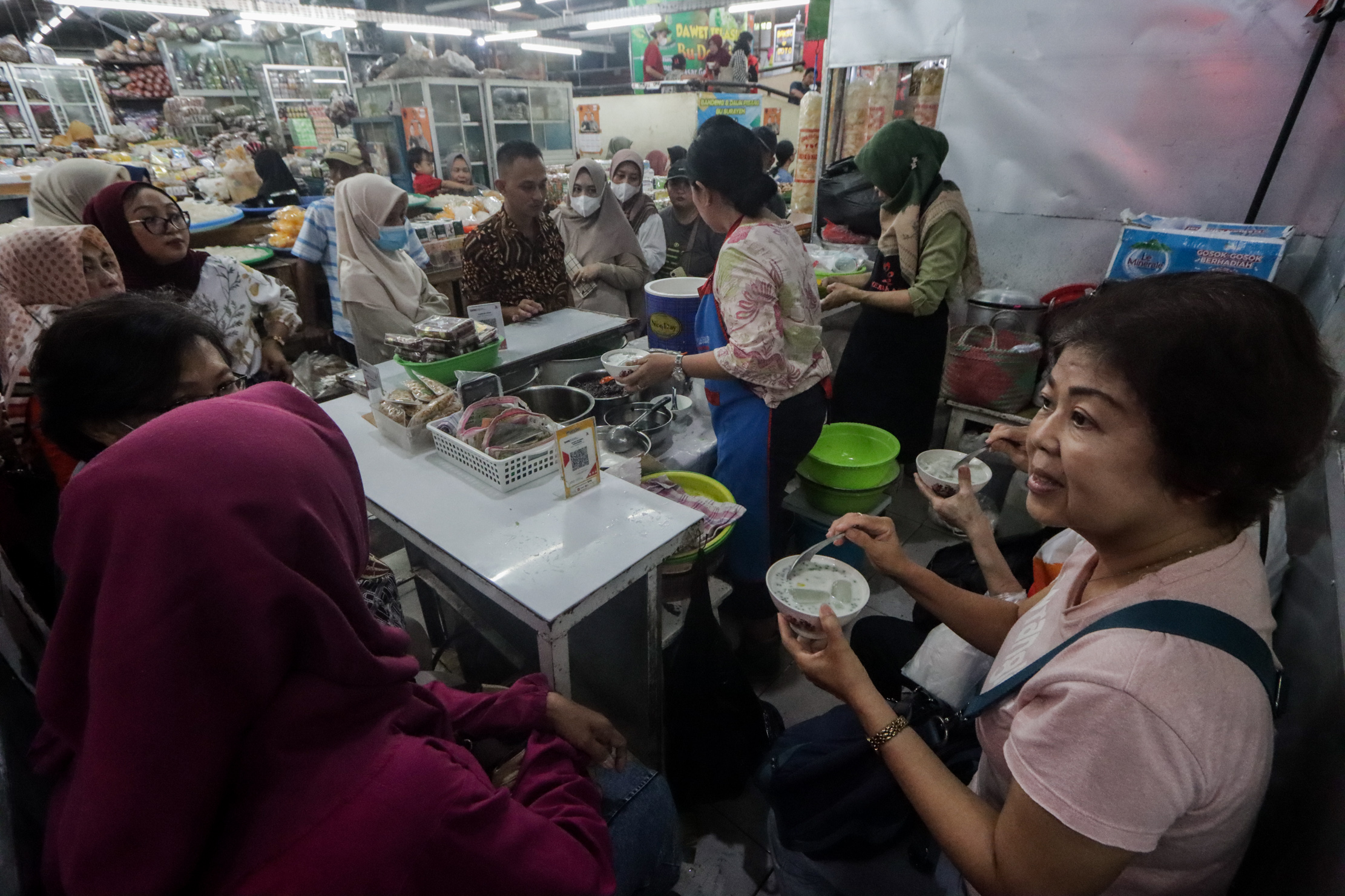Kawasan kuliner menjadi salah satu jujugan wisatawan dari luar kota setiap musim liburan tiba. (M Ihsan/Radar Solo)