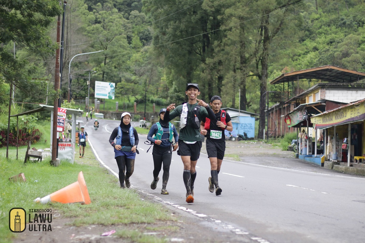 Peserta lari trail Siksorogo Lawu Ultra melintasi kawasan Gunung Lawu pada event yang digelar 2024.