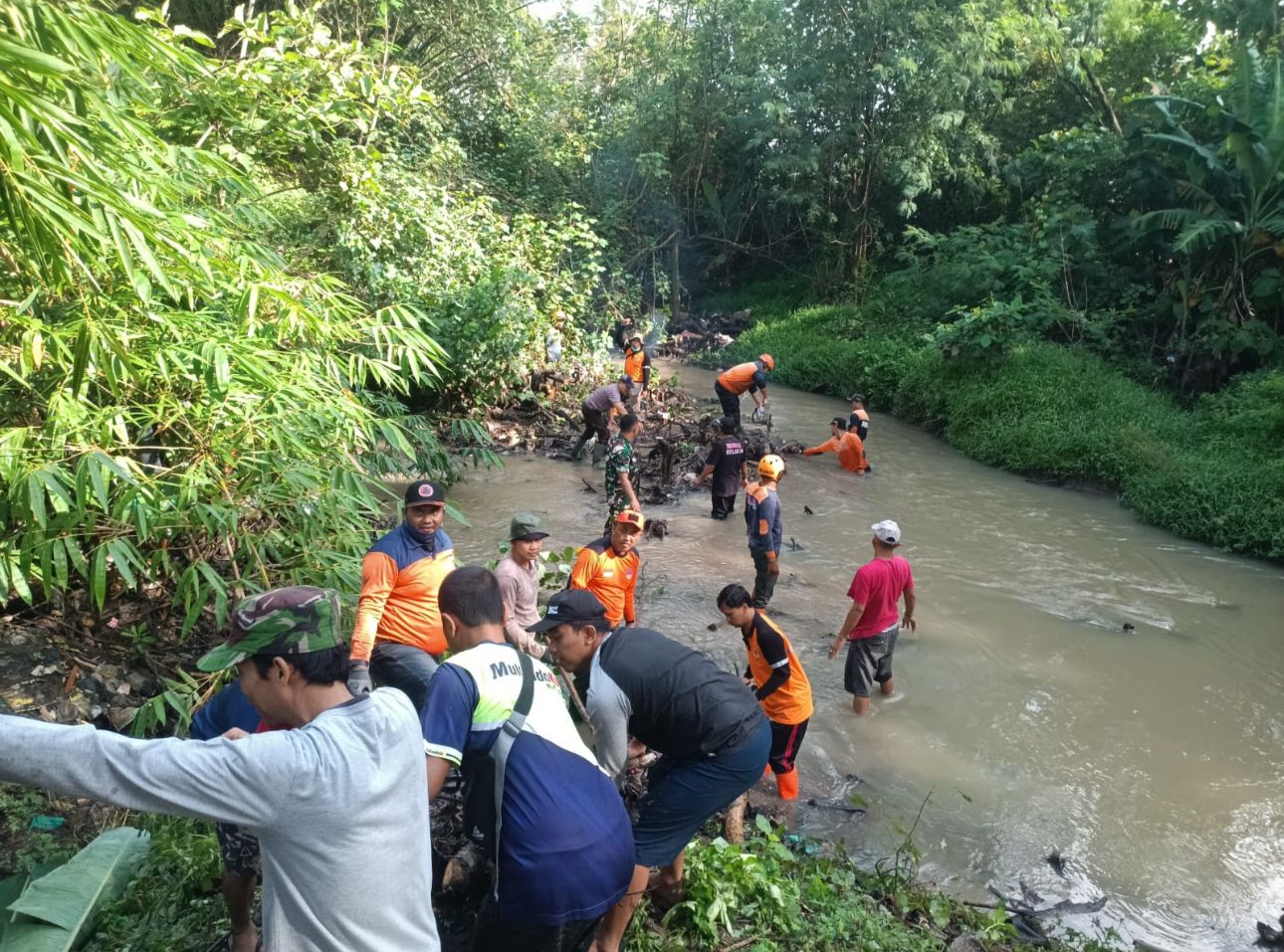 Pembersihan anak sungai Kali Samin di Perumahan Permata Pandean, Grogol, Sukoharjo, Minggu (7/12).