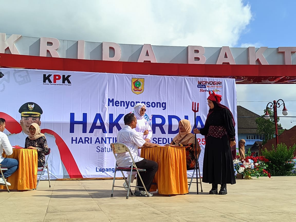 Drama antikorupsi di Alun-alun Giri Krida Bakti Wonogiri dalam oeringatan Hakordia 2025 Minggu (7/12/2025).