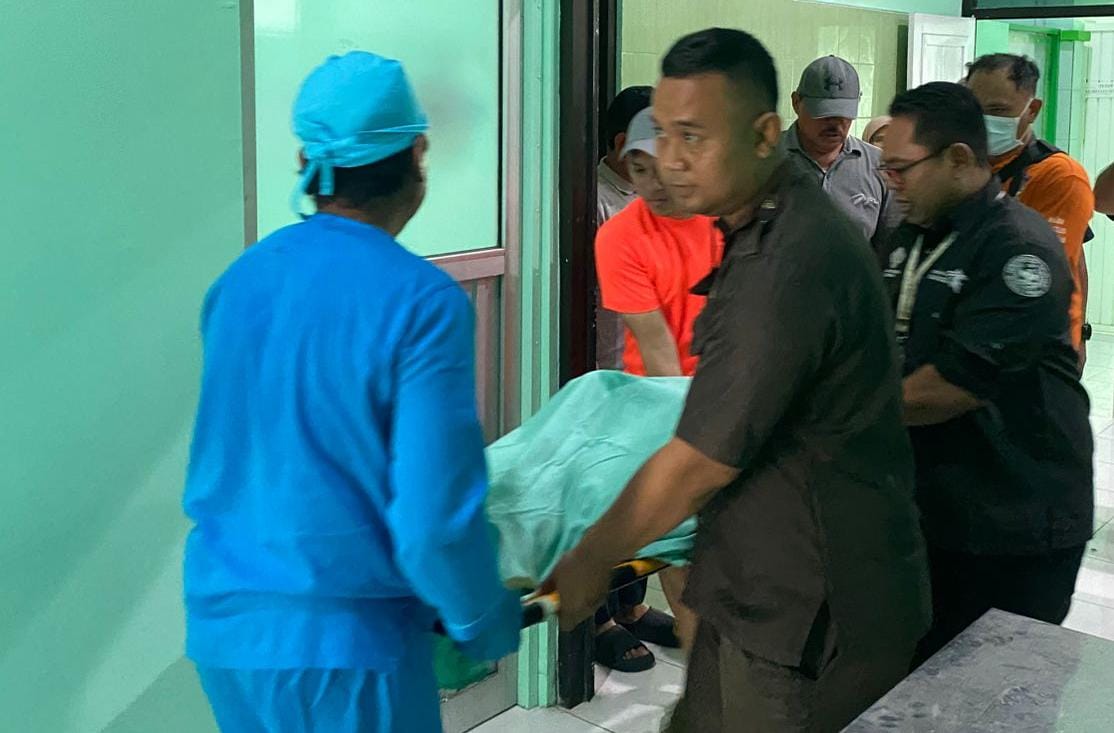 Jenazah peserta lomba lari Siksorogo Lawu Ultra 2025 dievakuasi ke RSUD Karanganyar, Minggu (7/12/2025).