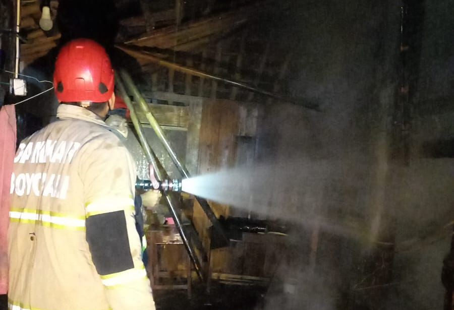 Damkar Boyolali padamkan kebakaran rumah di Desa Penggung, RT 02, RW 07, Kecamatan Boyolali, Sabtu (6/12/2025) malam.