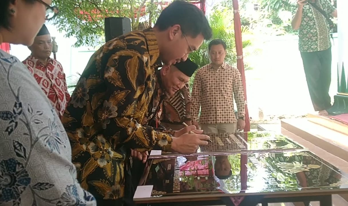 KGPAA Mangkunegara X tandatangani prasasti di Monumen Watu Gilang Nglaroh, Kecamatan Selogiri, Wonogiri, Sabtu (6/12/2025).