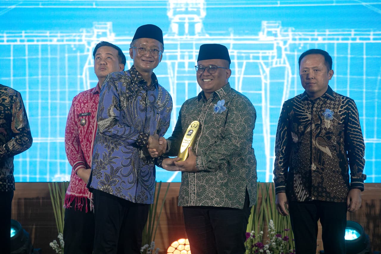 Wabup Wonogiri Imron terima penghargaan dari Menteri PU di Jakarta Senin (1/12/2025) malam. Wonogiri masuk Peringkat 2 Nasional Penyelenggaran Jalan Terbaik Kategori Kabupaten dalam Sutami Award 2025.