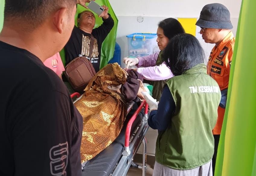 Petugas memeriksa jasad Wuri Fadila Nur Aini, warga Desa Kedung Jeruk, Kecamatan Mojogedang, Karanganyar yang terseret arus sungai di kawasan air terjun Grojogan Sewu, Tawangmangu, Minggu (7/12/2025).