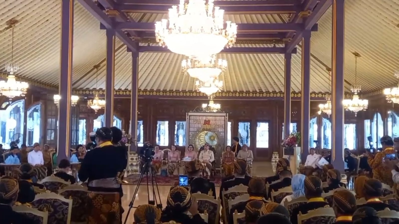 PB XIV Purbaya mengumumkan keputusan penunjukan penasihat raja. (Humas Keraton Surakarta)