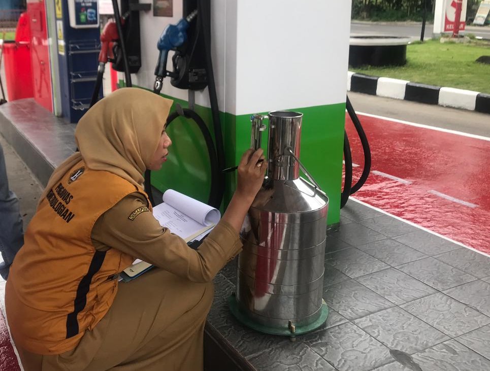 Petugas Disdagperin Boyolali melakukan tera ulang di sejumlah SPBU.