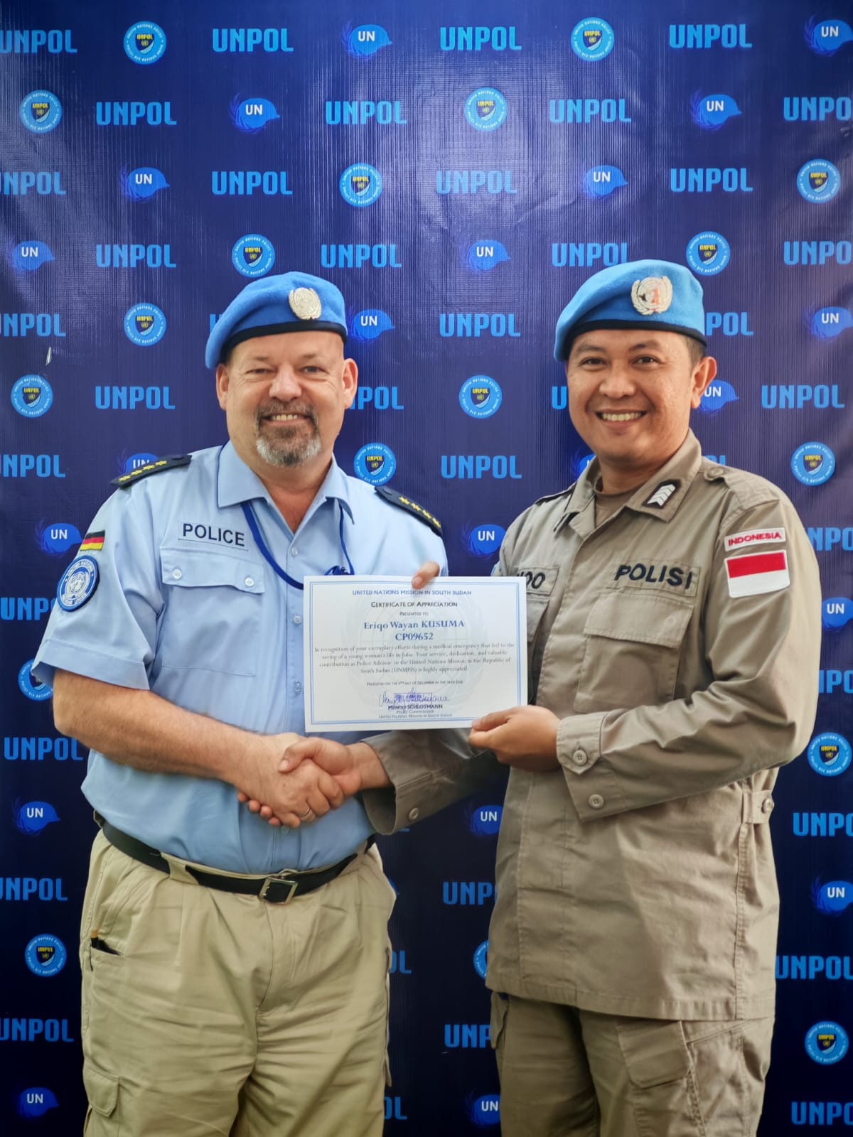 Bripka Eriqo menerima penghargaan dari Police Commissioner UNMISS Meinolf Schtlotmann di Sudan Selatan pada 5 Desember 2025.