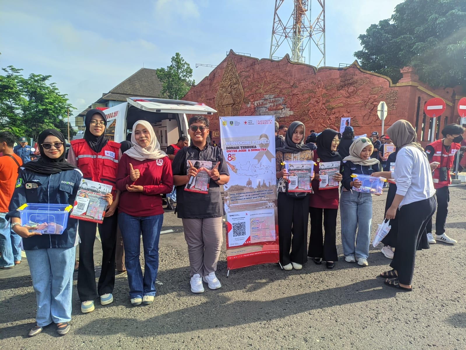 Tim PMI Wonogiri dan Imapres Wonogiri saat membuka dinasi twrbuka di CFD Wonogiri, Minggu (7/11/2025).