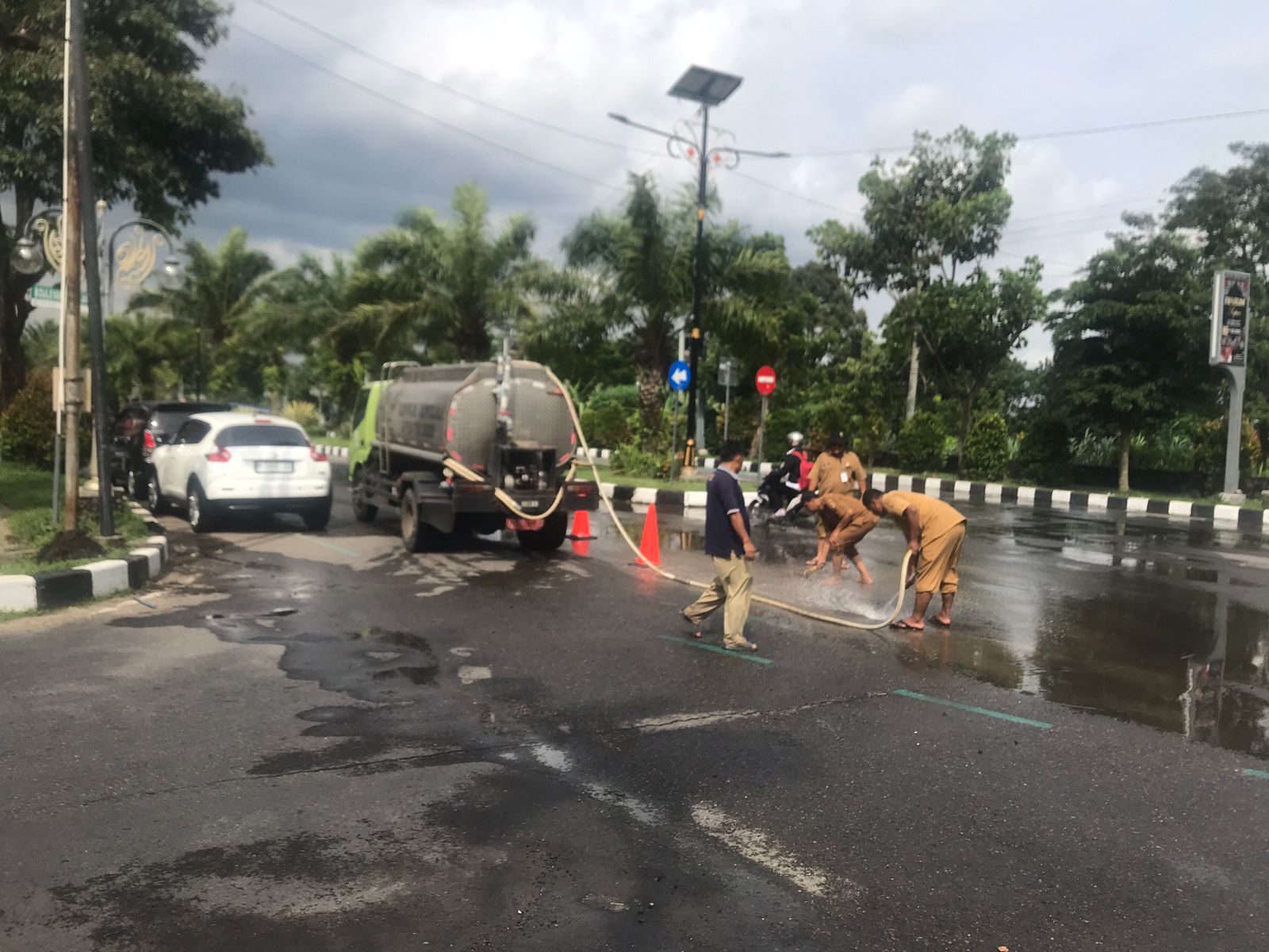 Petugas DLH Boyolali bersihkan material pasir yang terbawa air hujan dan membahayakan pemotor, Senin (8/12/2025).