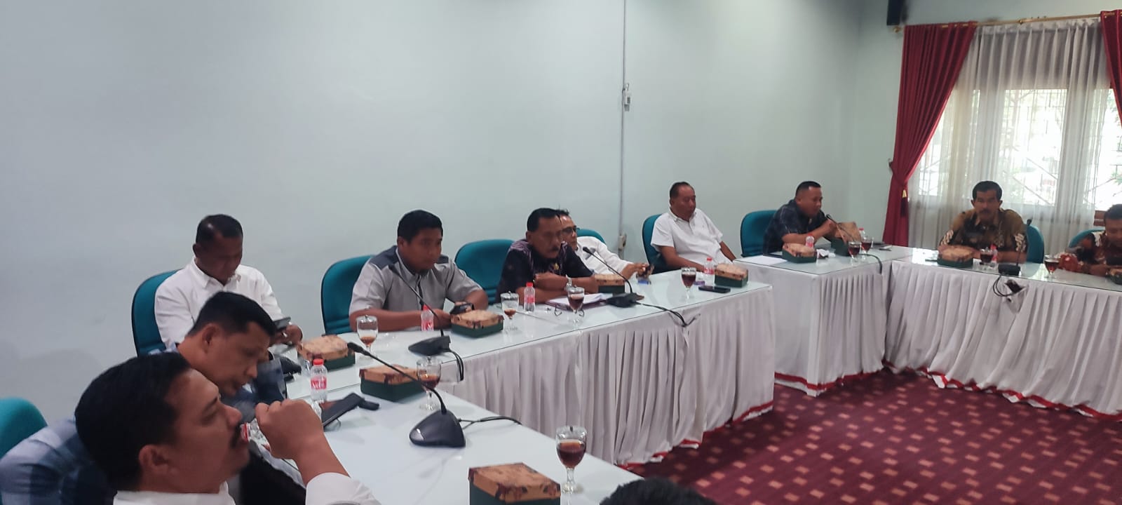 Kades saat audiensi dengan DPRD Sragen, Jumat lalu (5/12/2025). (Ahmad Khairudin/Radar Solo)