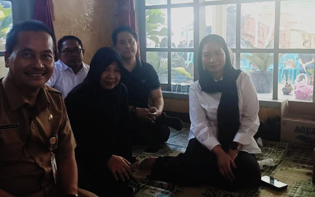 Kepala Disparpora Karanganyar Hari Purnomo melayat ke rumah duka almarhum Sigit Joko Poernomo, Kepala Biro Umum dan Hukum Kementerian Pariwisata di Buran, Tasikmadu, Karanganyar. (Rudi Hartono/Raso)